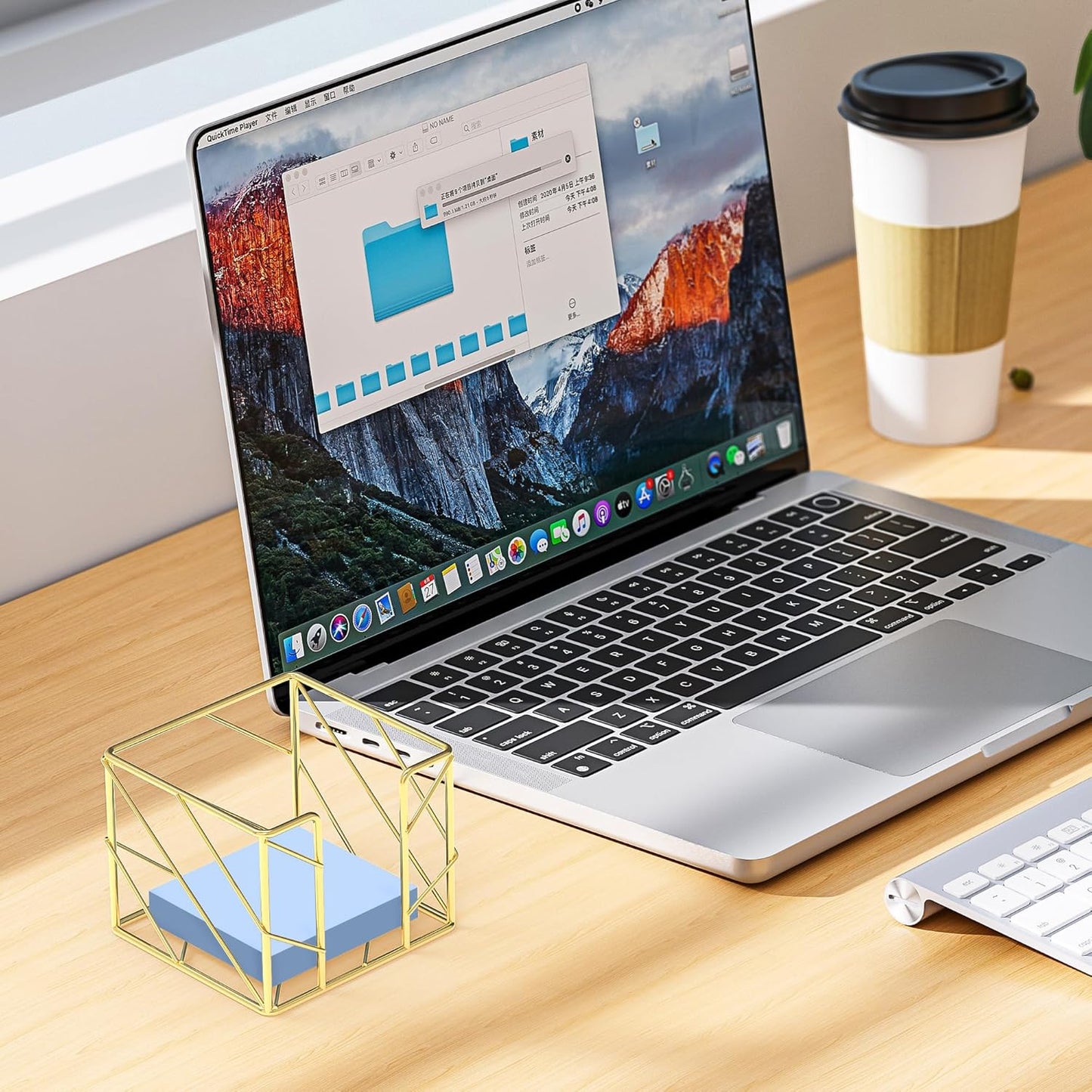 Gold Geometric Wire Note Holder: A Fusion of Elegance and Functionality